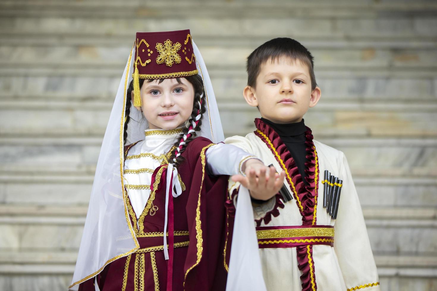 bielorussia, città di Gomel, Maggio 21, 2021 figli di vacanza nel il città. un' ragazzo e un' ragazza nel nazionale georgiano Abiti. foto