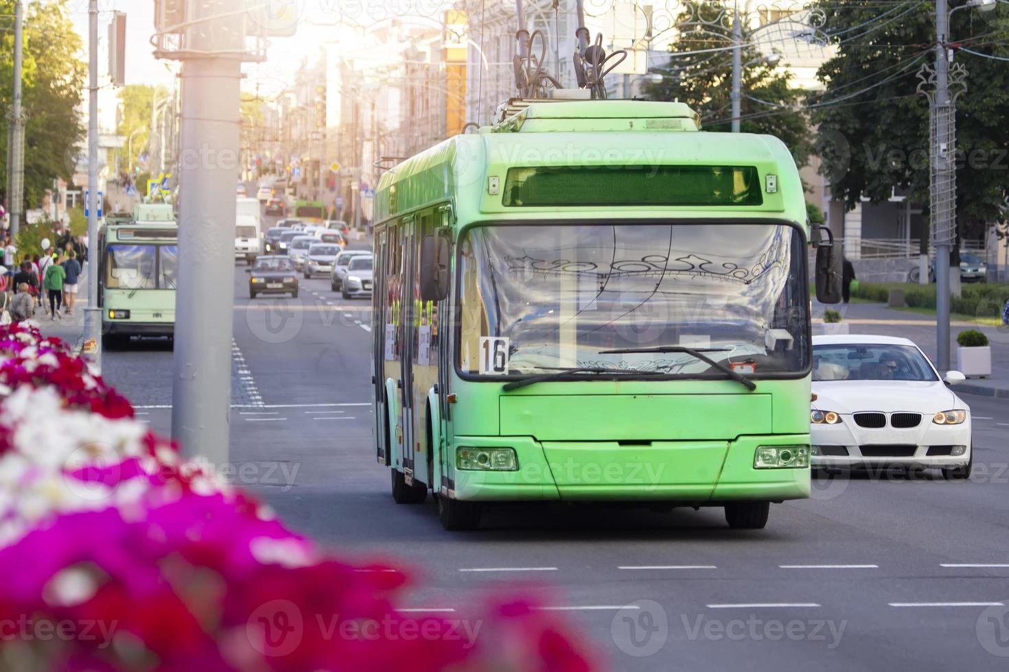 verde filobus cavalcate attraverso il strade di il città. foto