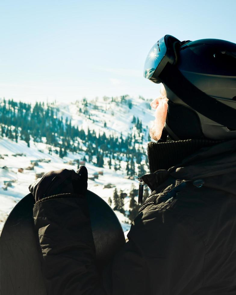 vicino su ritratto tipo Tenere Snowboard nel inverno, gli sport indossare, casco, occhiali da sole, inverno, su, libertà, natura, attraente, Abiti, sport, gare, inverno vacanze, Alpi foto