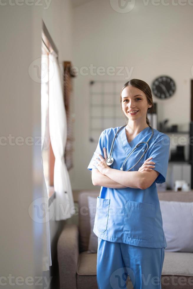 fiducioso femmina medico a ufficio. Salute cura concetto. foto