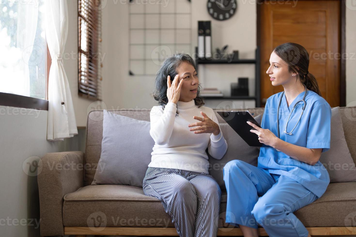 asiatico infermiera mostrando Salute verifica rapporto per nonna e dando consiglio. medico Assistito vivente visitare anziano paziente a casa. casa assistenza infermieristica e assistenza sanitaria badante concetto foto