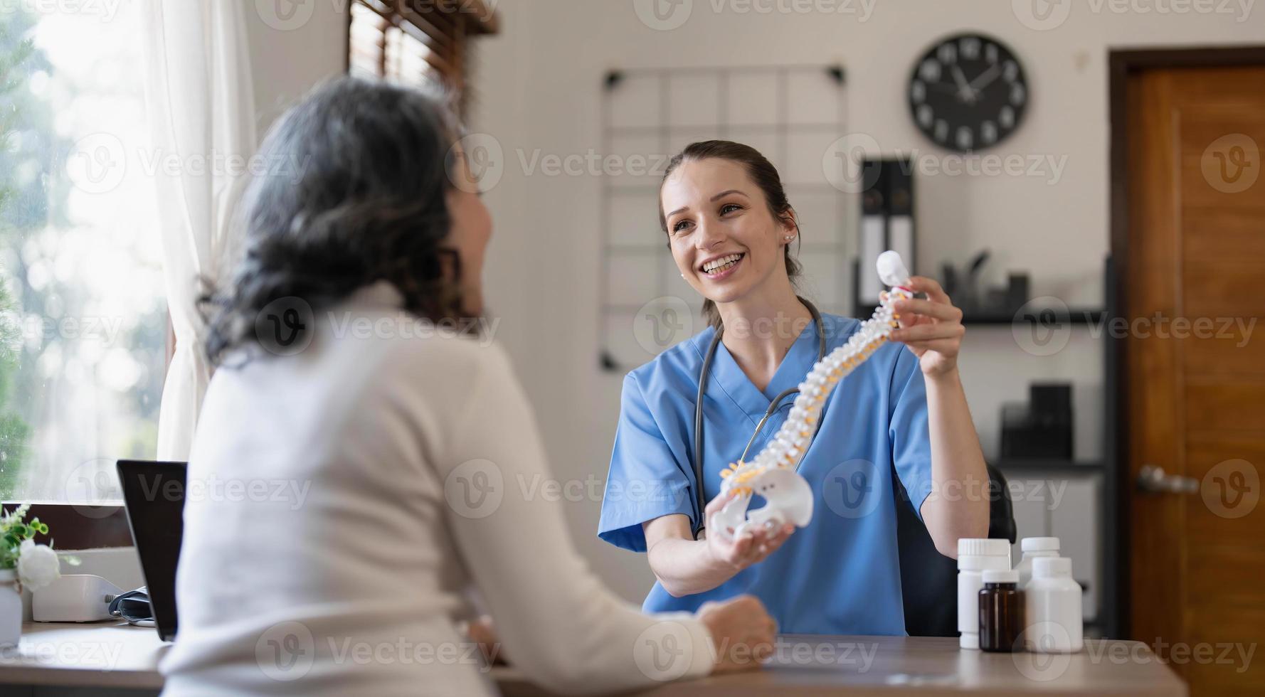 medico spiegare di indietro osso problema per Grasso donna paziente. Salute cura e salutare stile di vita concetto. foto