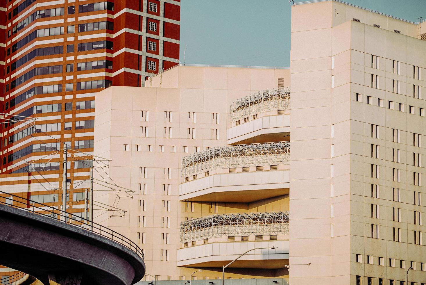 los angeles, ca, 2020 - edificio in cemento bianco sotto il cielo blu durante il giorno foto