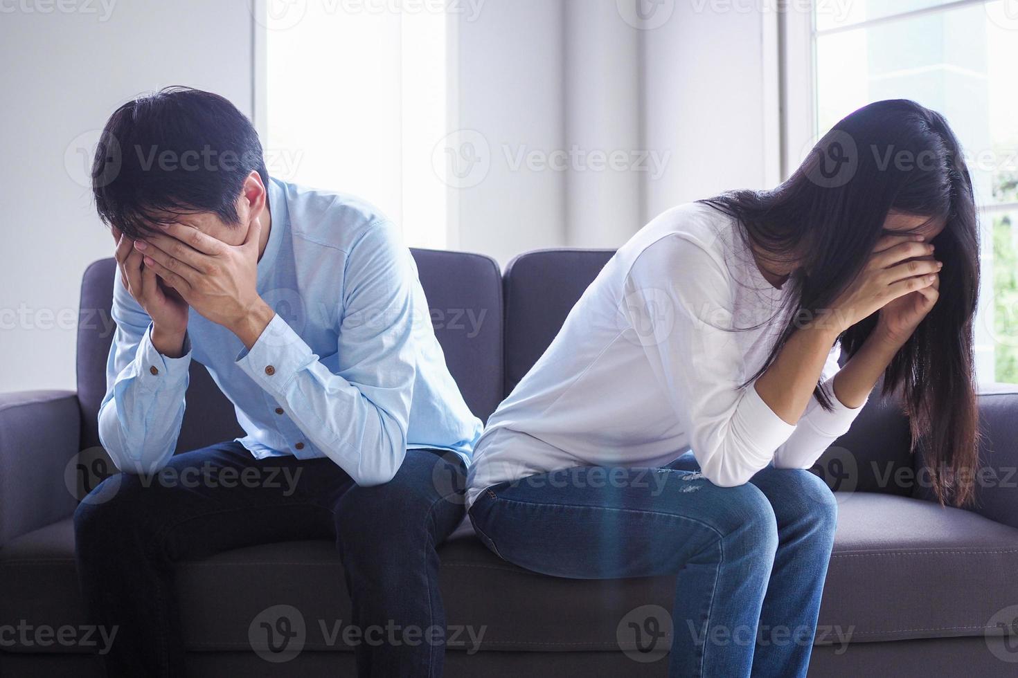 coppie siamo stressato e pianto dopo un discussione. famiglia crisi e relazione i problemi quello siamo di per fine foto