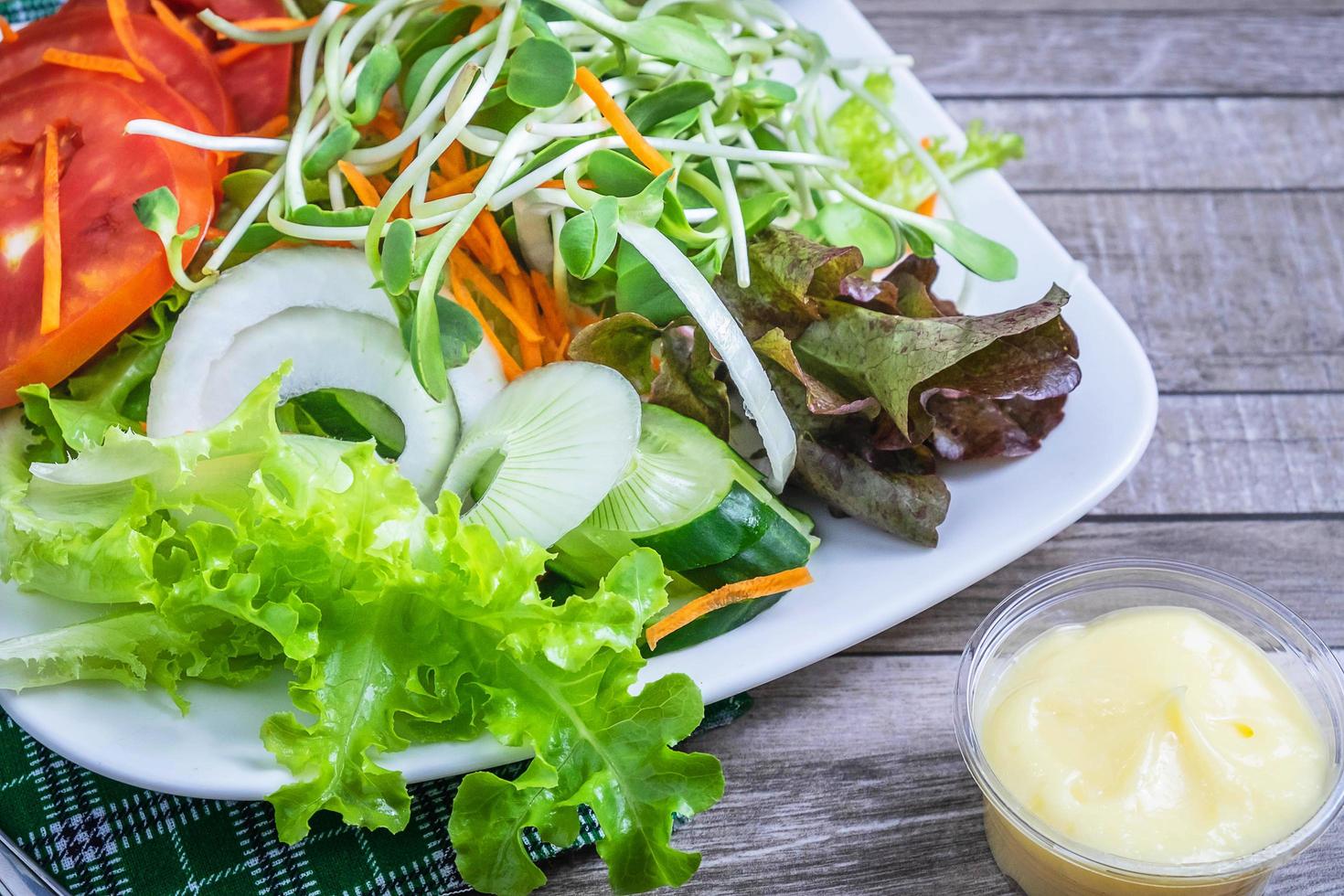 insalata fresca sulla piastra foto