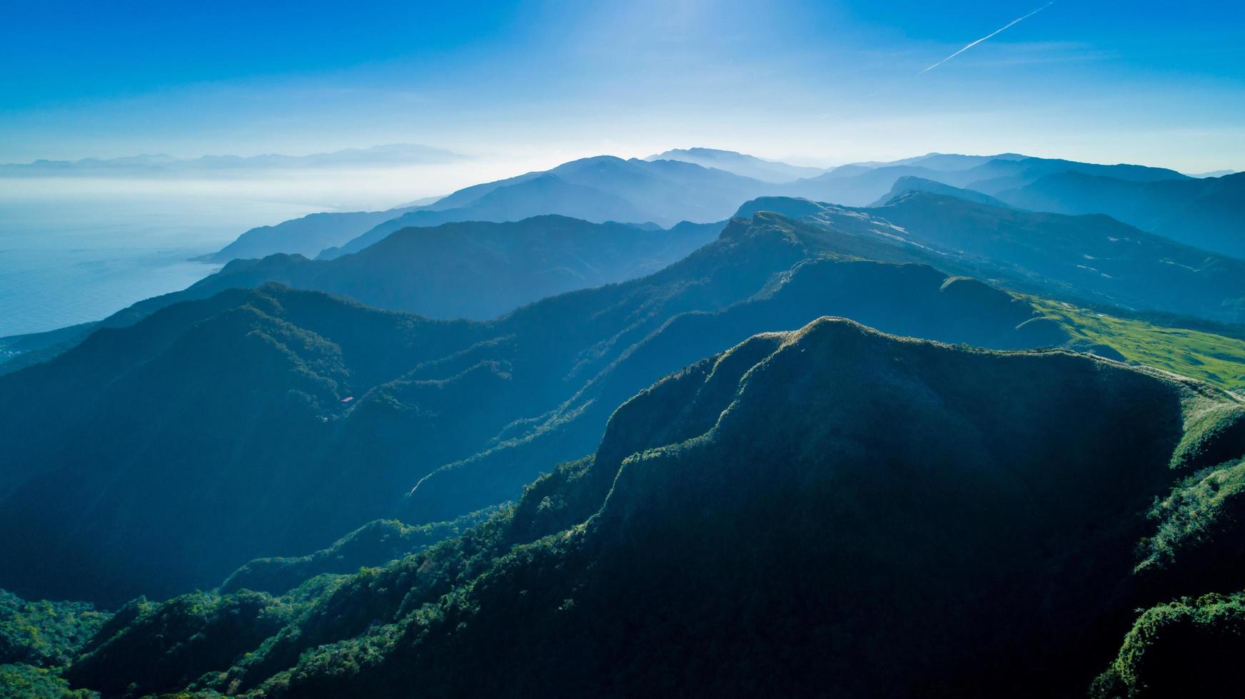 montagne nebbiose e un cielo blu foto