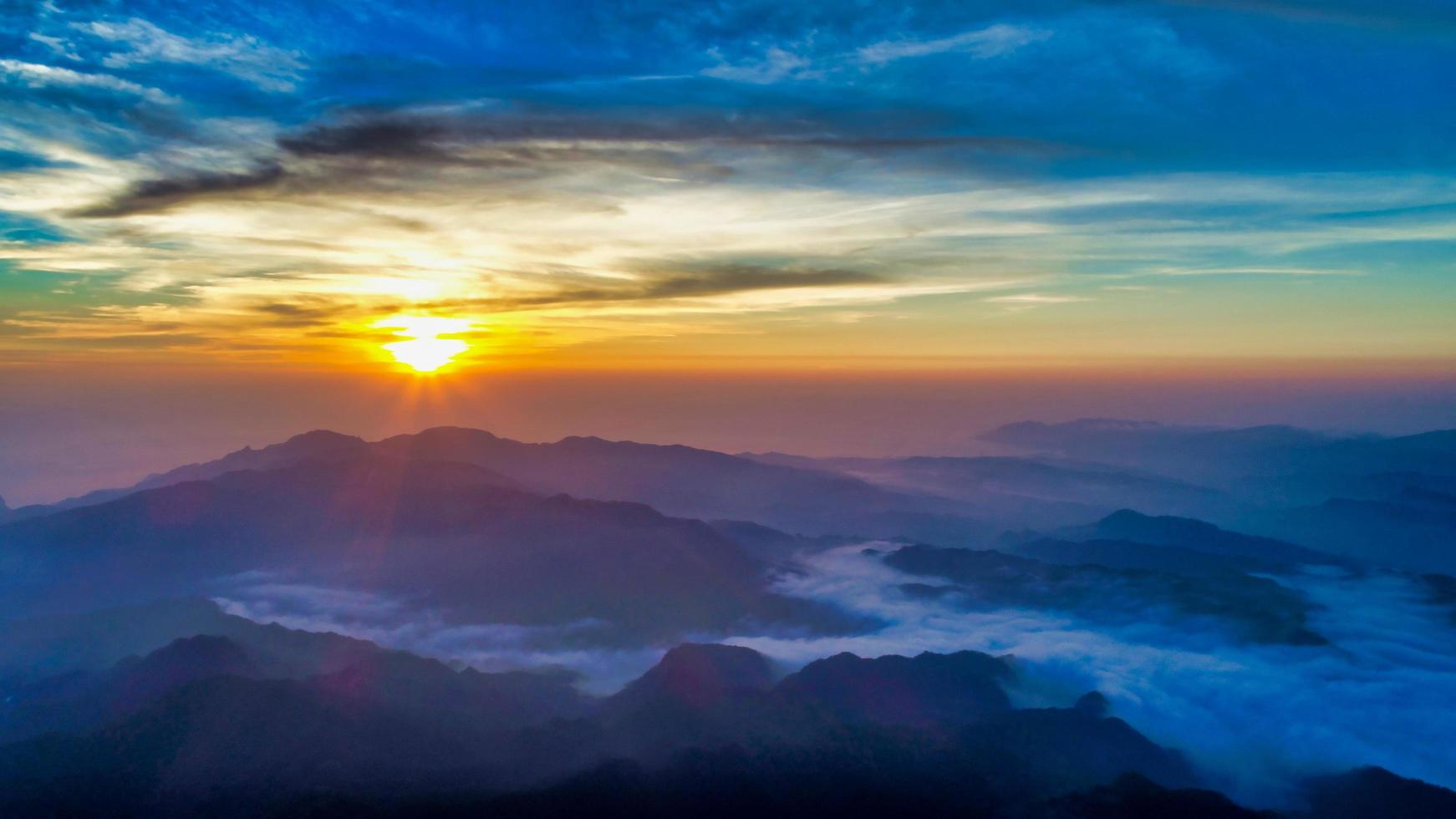 vista aerea di un tramonto sul wufenshan foto