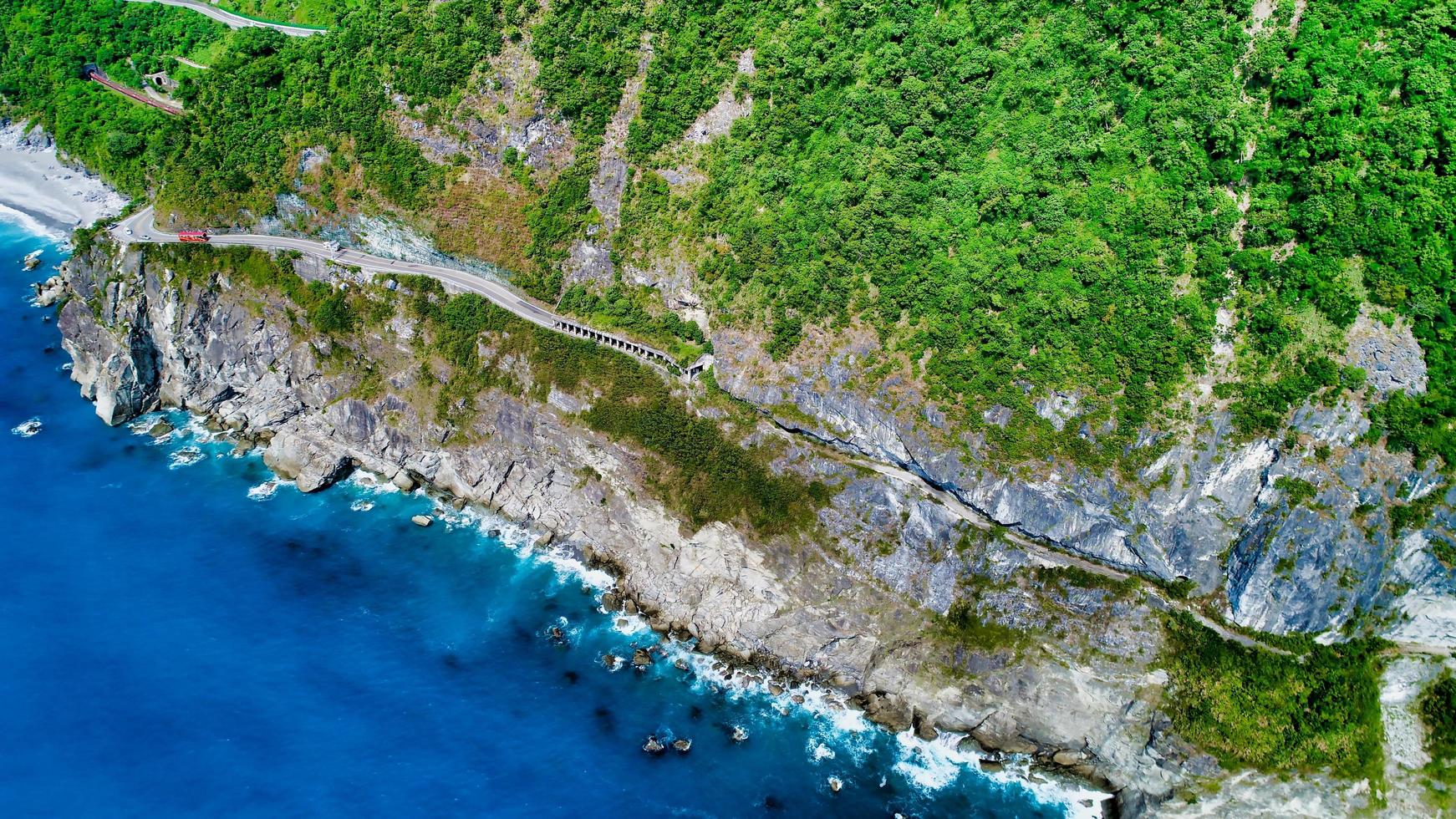 strada lungo una scogliera foto