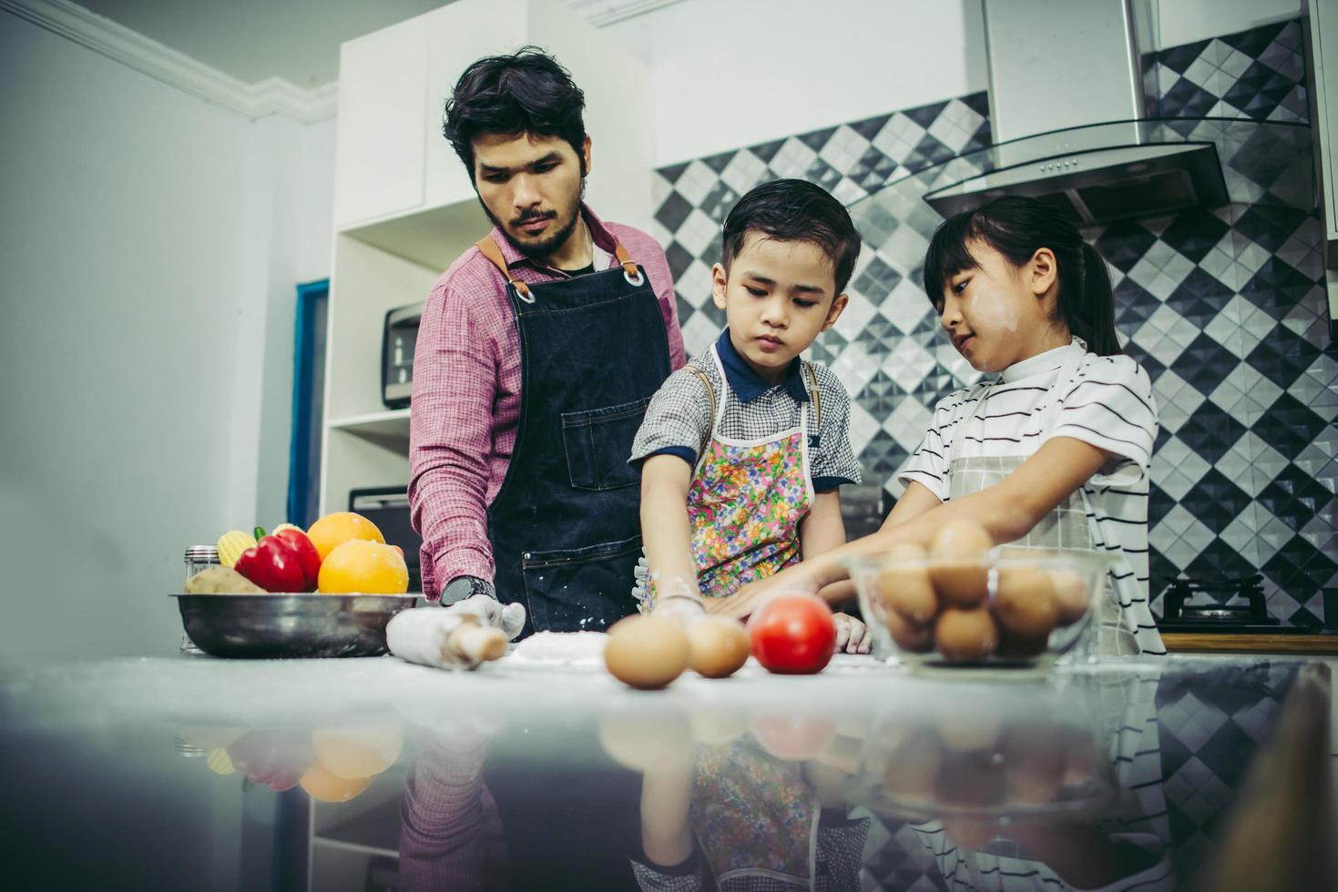 famiglia felice che cucina insieme foto