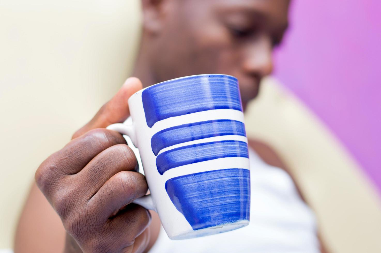 uomo che tiene una tazza di caffè foto