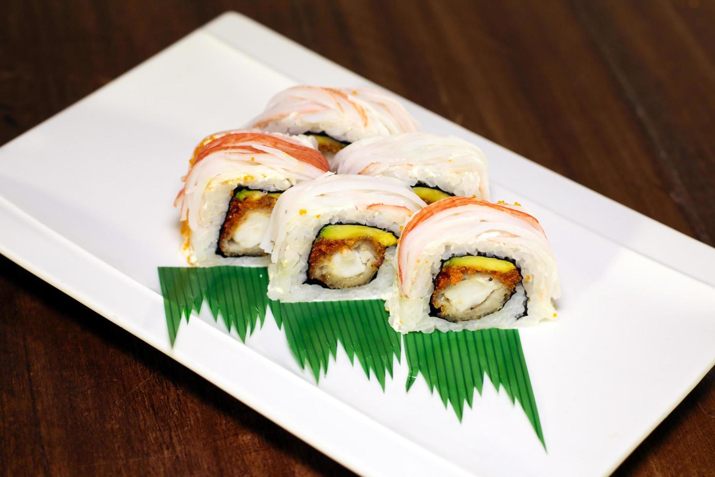 rotoli di sushi sul piatto foto
