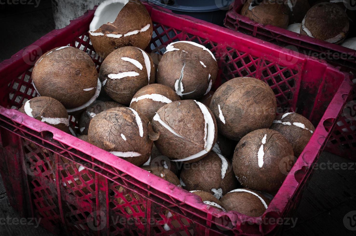 caramelle nel Noce di cocco fiocchi e fresco Noce di cocco nel rosso cestino nel mercato, crudo Materiale per Noce di cocco latte e olio foto