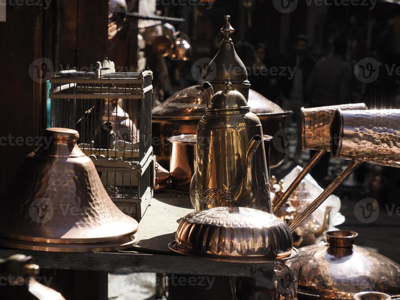 rame merce negozio con stoviglie, pentole e pentole nel il metallo opera parte di fez' souk, Marocco foto