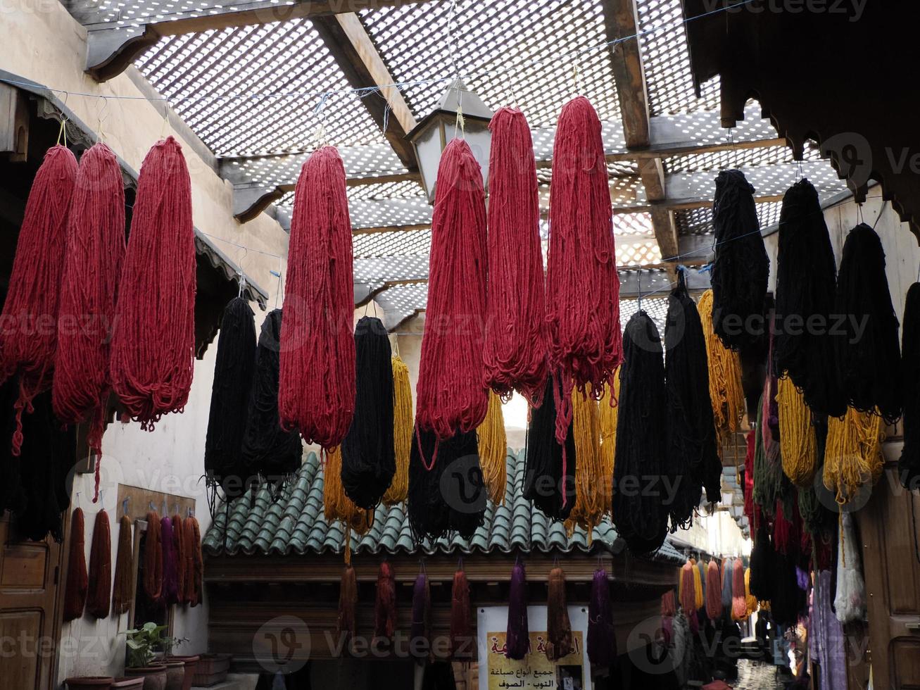 lana negozio strada quartiere su nel storico medina. fes. Marocco foto