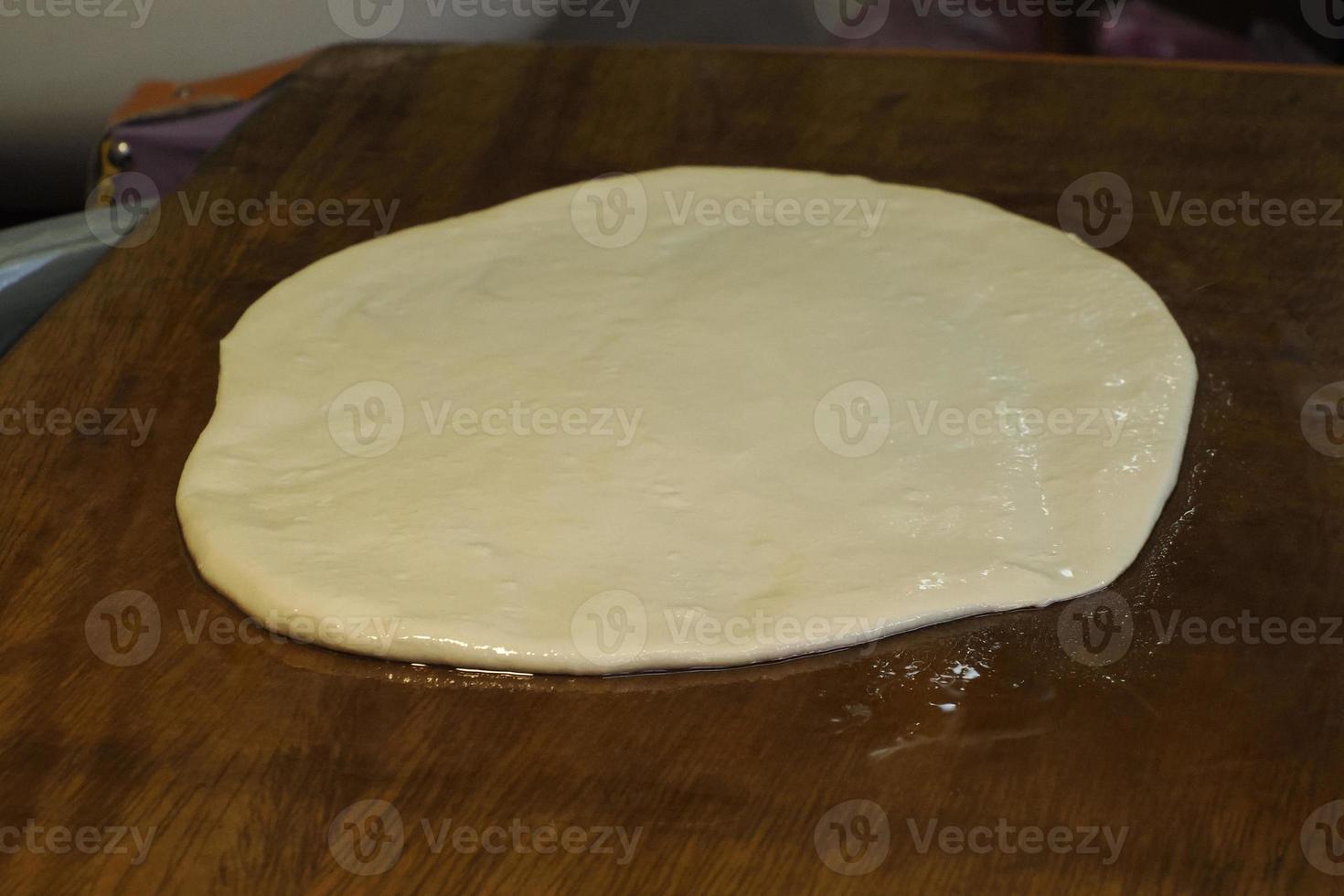 donna mani impasto Impasto su un oleoso tavolo cucinando tradizionale rghayf o sperma, un' tradizionale marocchino pane nel fes medina foto