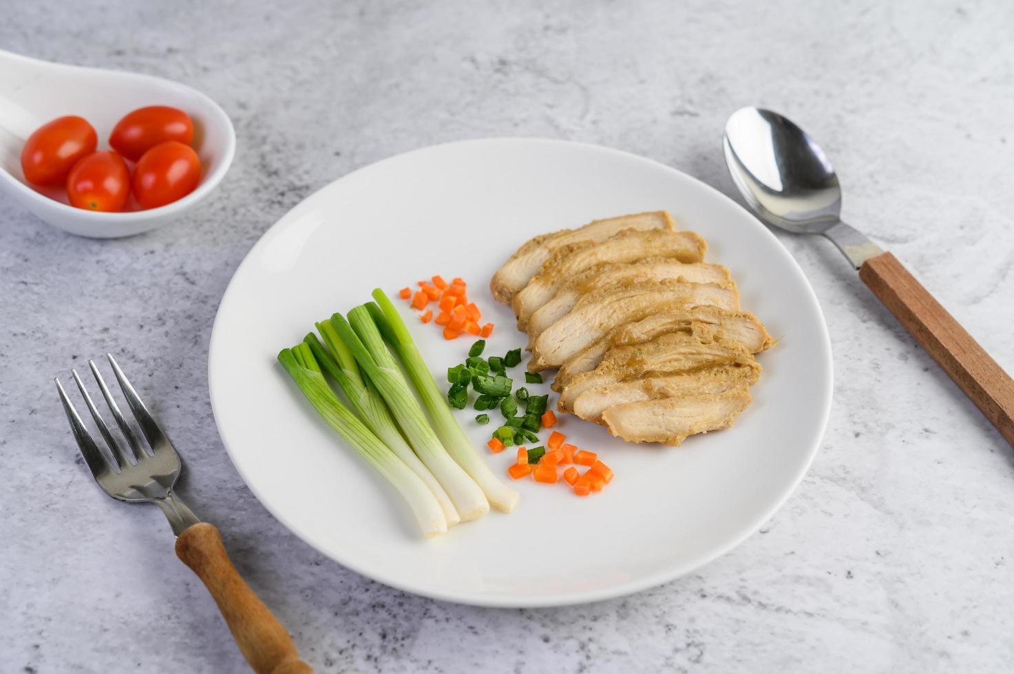 petto di pollo al vapore con cipolline e carote tritate foto