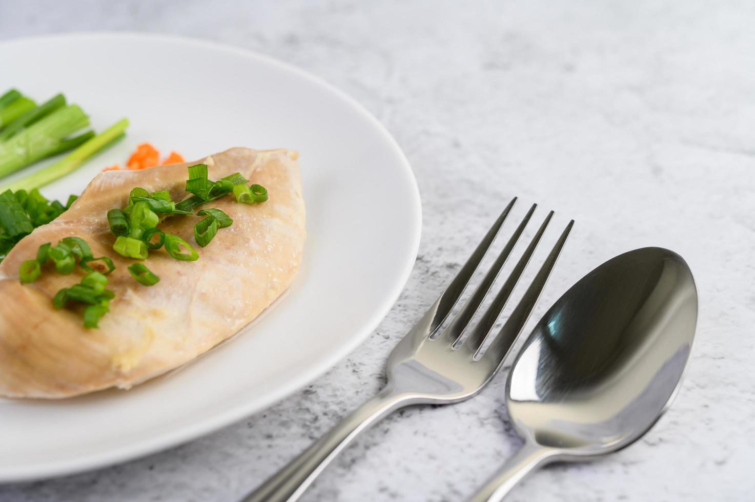 petto di pollo al vapore con cipolline e carote tritate foto