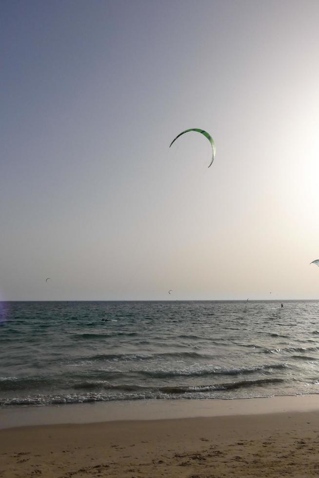 windsurf, kitesurf, acqua e vento gli sport motorizzato di vele o aquiloni foto