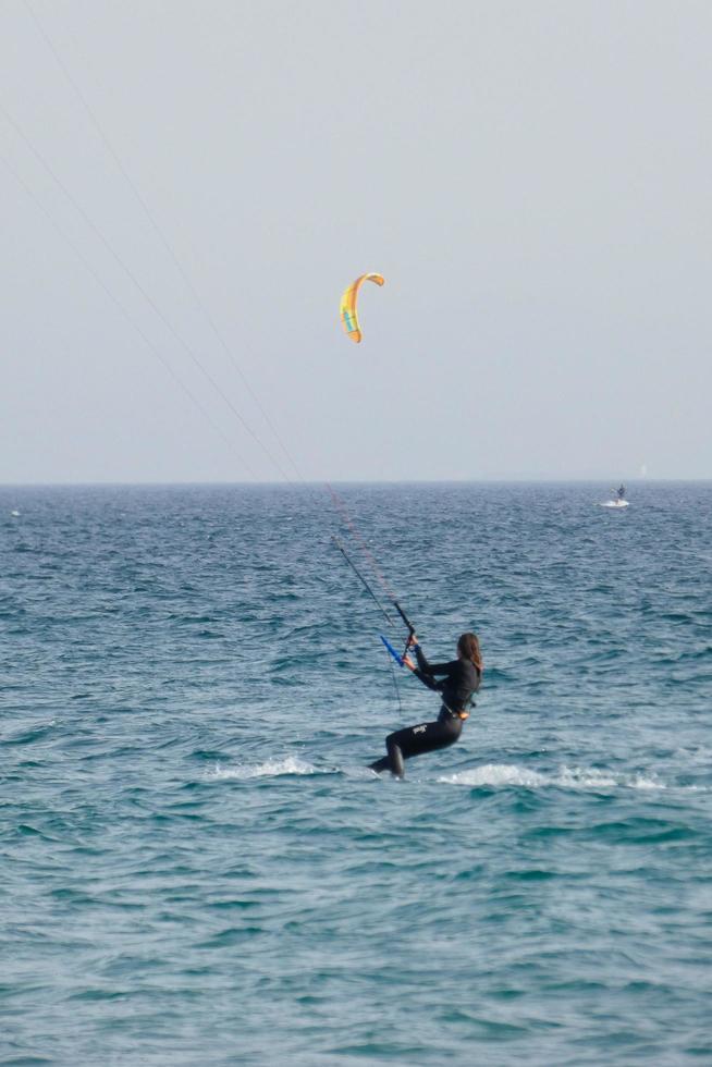 windsurf, kitesurf, acqua e vento gli sport motorizzato di vele o aquiloni foto