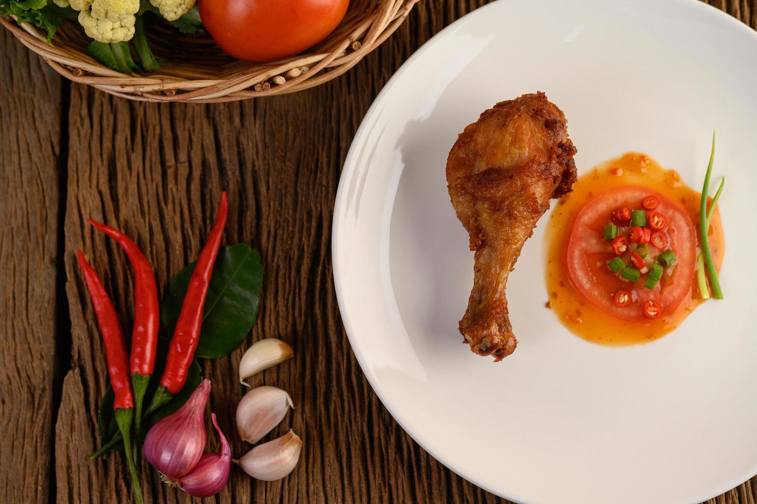 cosce di pollo fritte con salsa e verdure foto