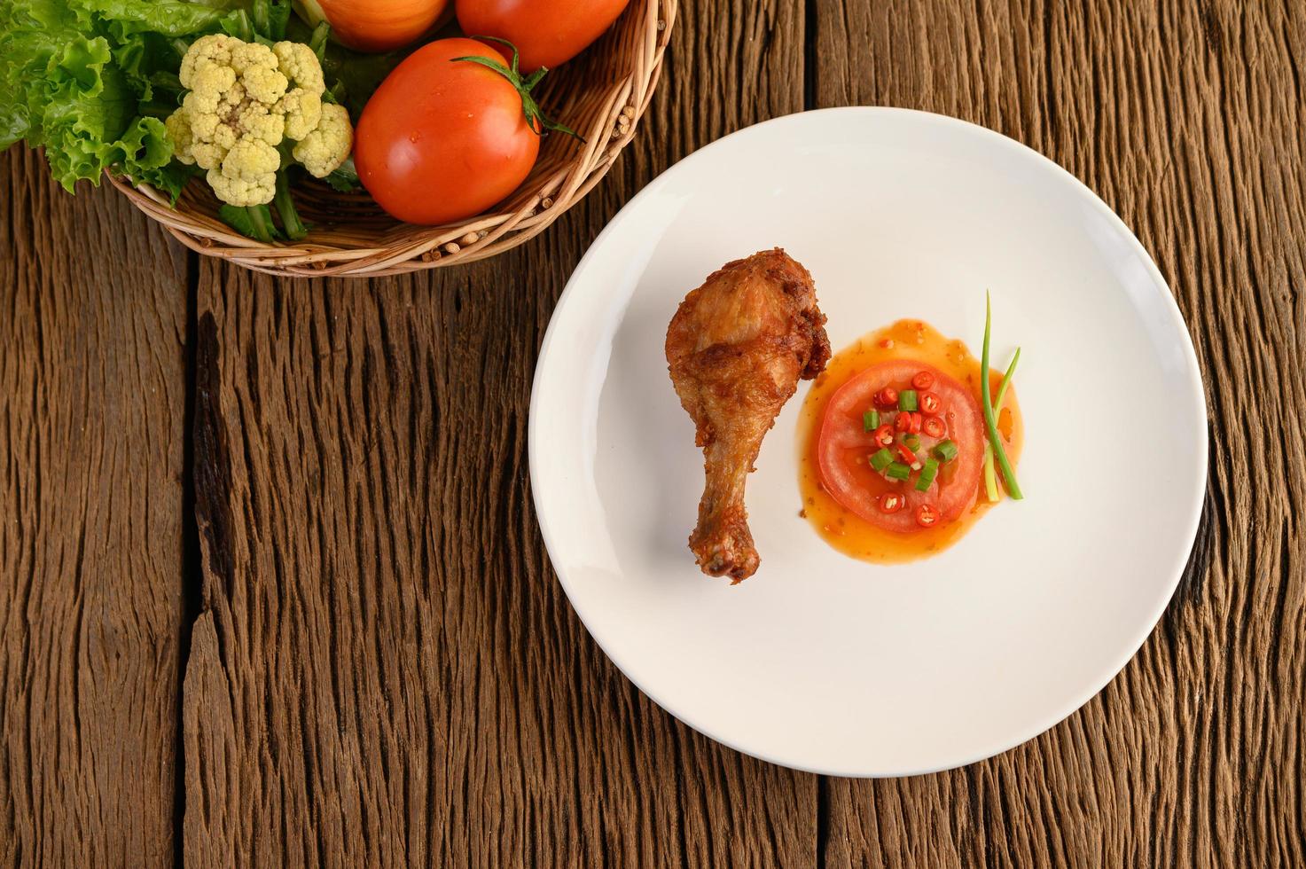 cosce di pollo fritte con salsa e verdure foto