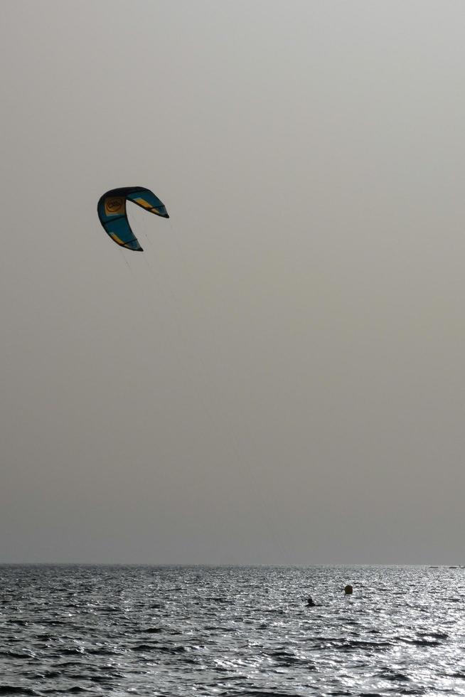 windsurf, kitesurf, acqua e vento gli sport motorizzato di vele o aquiloni foto