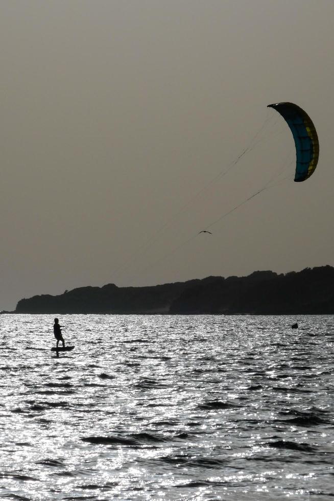 windsurf, kitesurf, acqua e vento gli sport motorizzato di vele o aquiloni foto