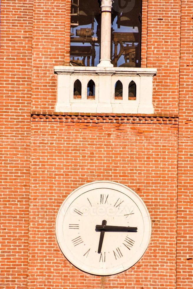 orologio su il mattone parete foto