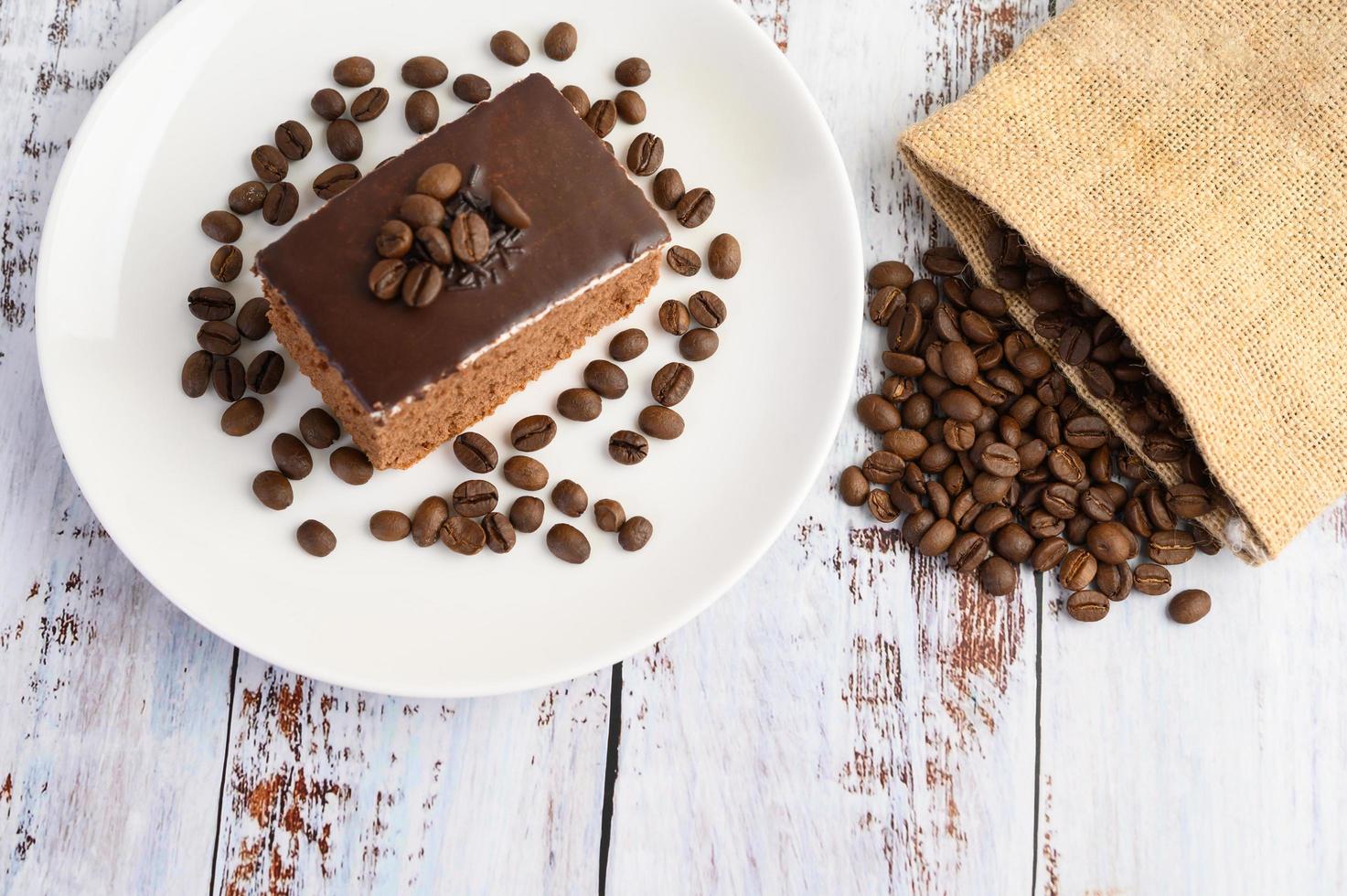 torta al cioccolato con chicchi di caffè su una superficie di legno foto