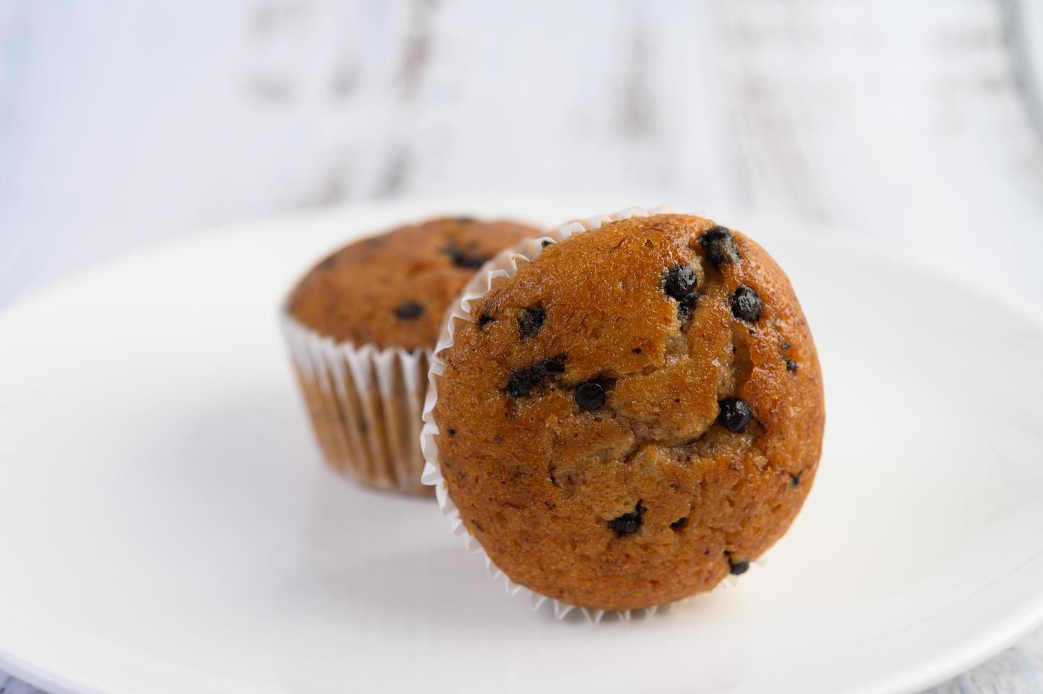 cupcakes alla banana mescolati con gocce di cioccolato foto