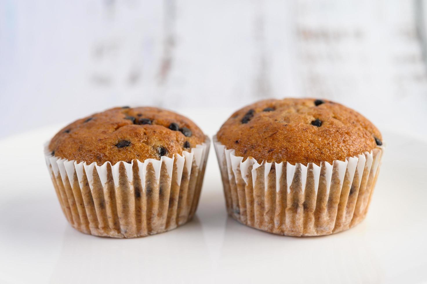 cupcakes alla banana mescolati con gocce di cioccolato foto