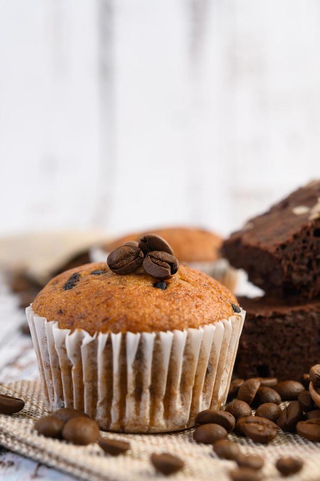 cupcakes alla banana mescolati con gocce di cioccolato foto