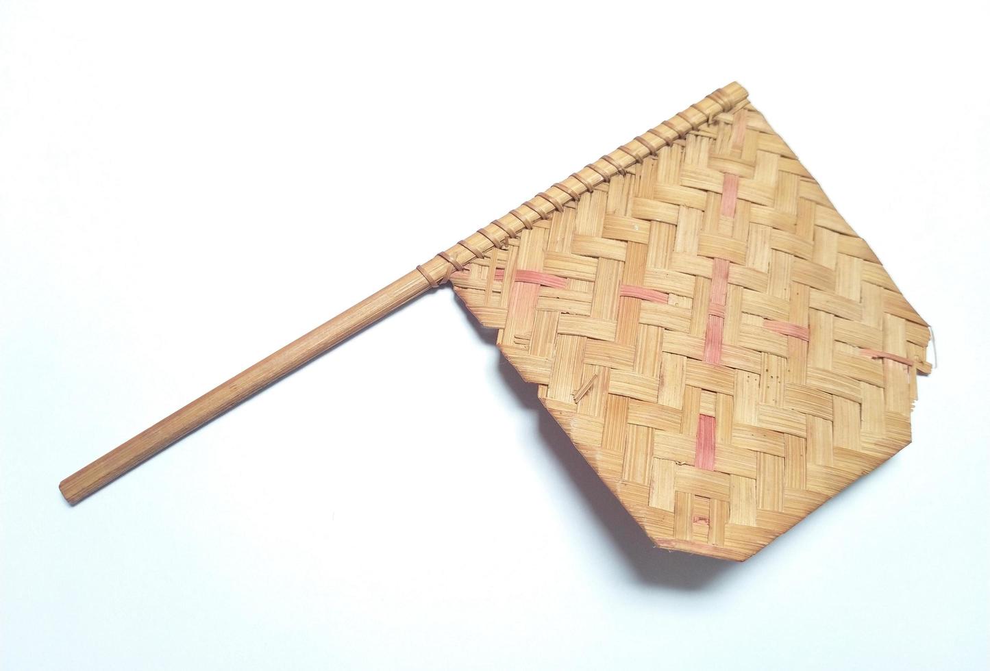 bambù fan, bambù tessere fan con maneggiare, mano manualmente operato, isolato su bianca sfondo foto