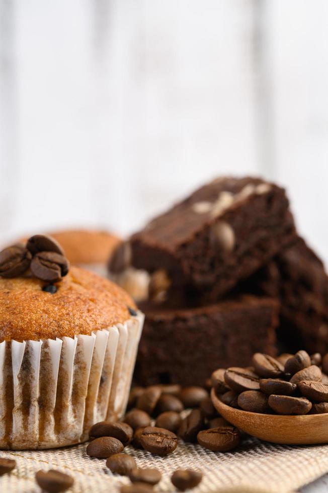 cupcakes alla banana mescolati con gocce di cioccolato foto