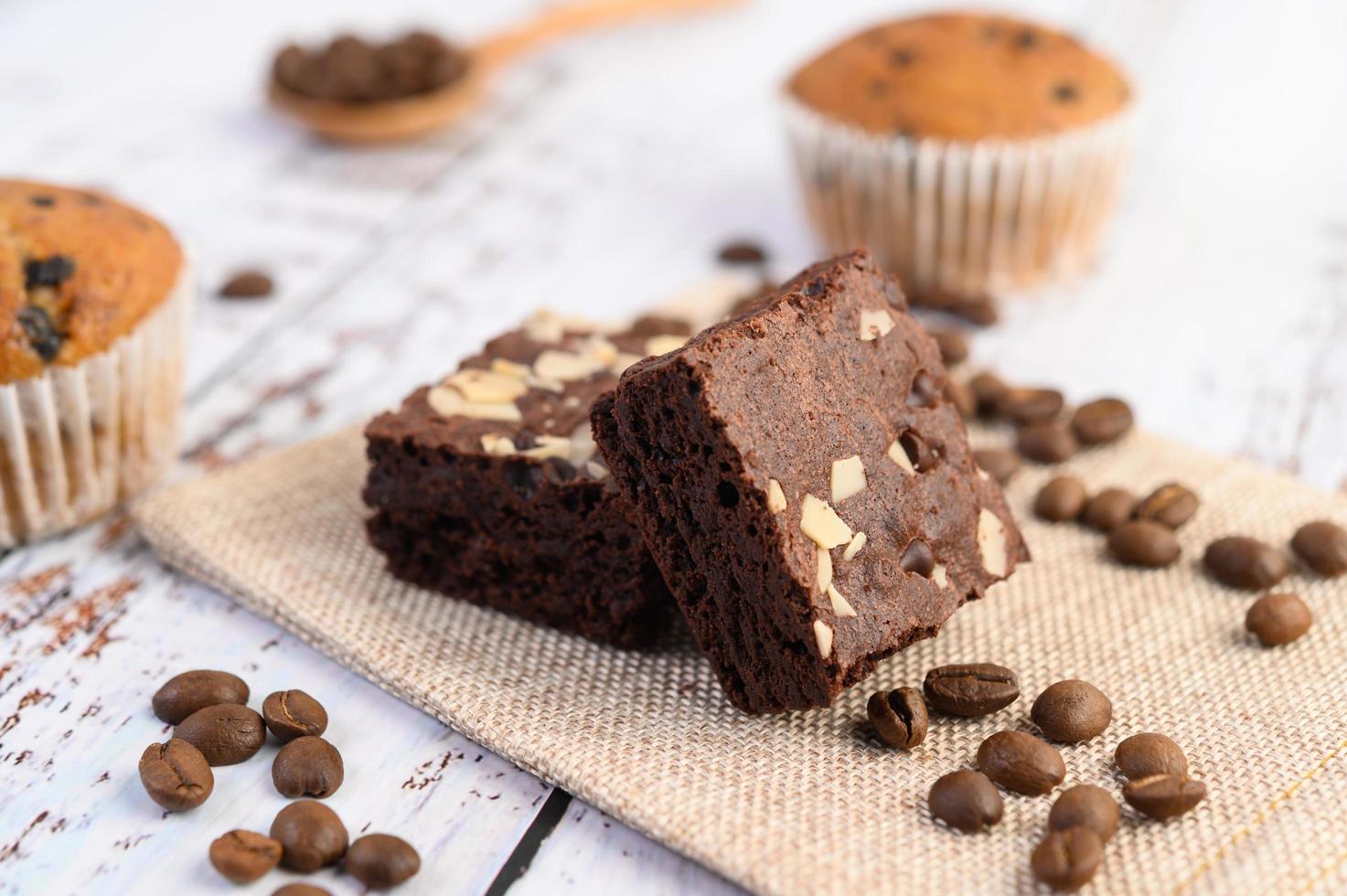 brownie al cioccolato su tela di sacco con chicchi di caffè foto