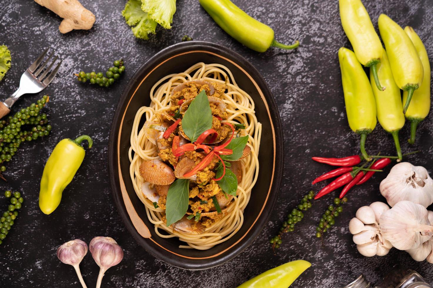 spaghetti alle vongole con peperoncino, aglio fresco e pepe foto