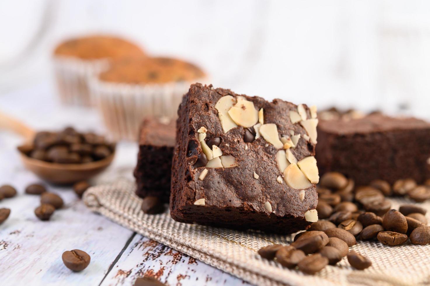 brownie al cioccolato su tela di sacco con chicchi di caffè foto