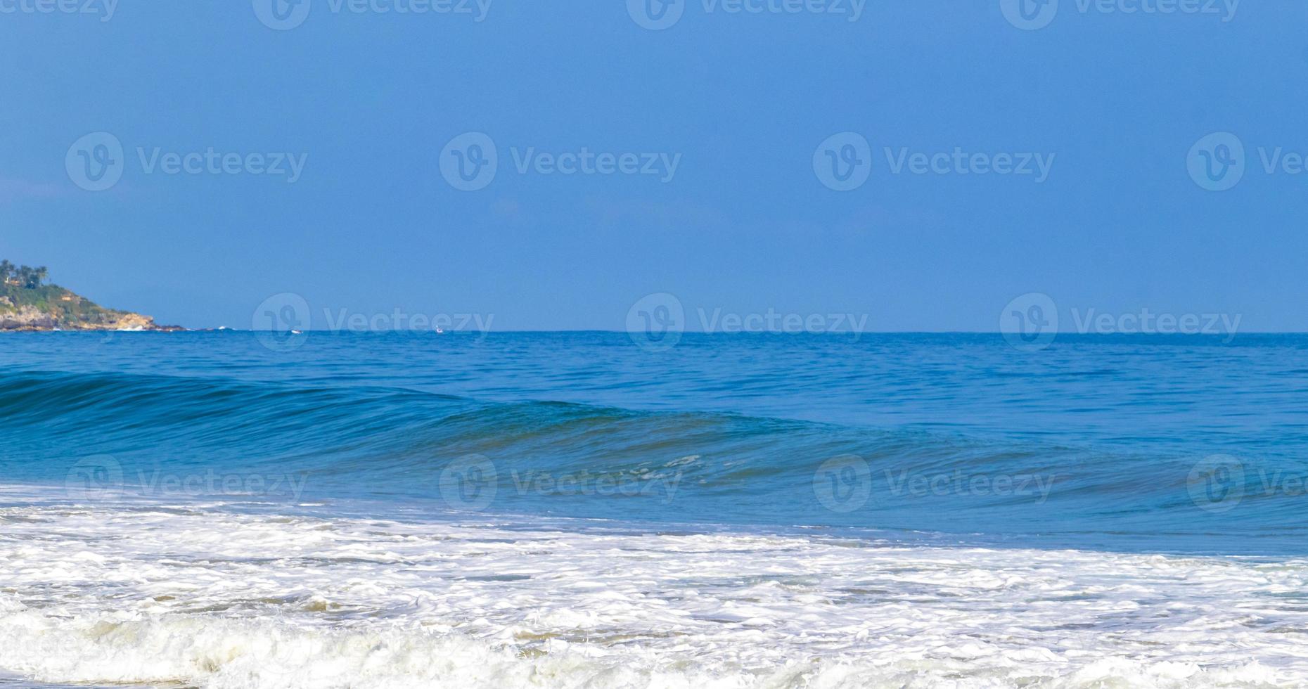 estremamente enorme grande surfer onde a spiaggia puerto escondido Messico. foto