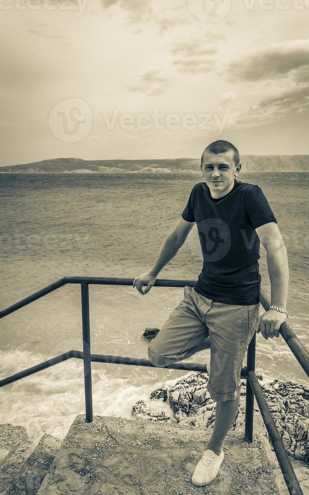 giovane maschio modello a mediterraneo paesaggio nel novità vinodolski Croazia. foto