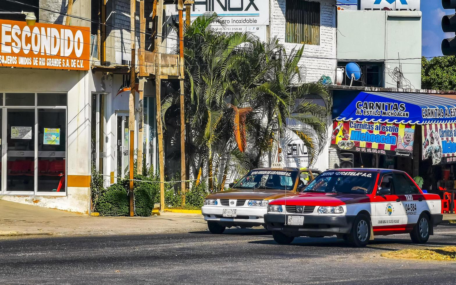 puerto escondido oaxaca Messico 2023 rosso arancia colorato Taxi taxi auto nel puerto escondido Messico. foto