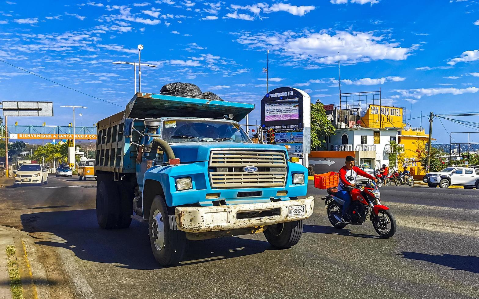 puerto escondido oaxaca Messico 2023 messicano cumulo di rifiuti ribaltabile camion autocarro carico trasportatore consegna macchine Messico. foto