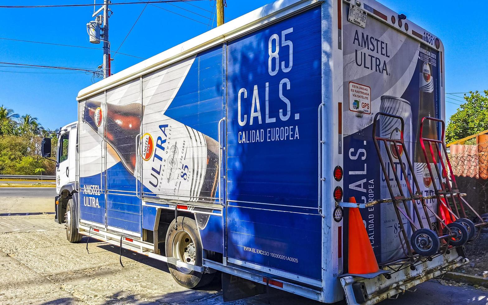 puerto escondido oaxaca Messico 2023 messicano amstel ultra birra camion carico trasportatore consegna macchine Messico. foto