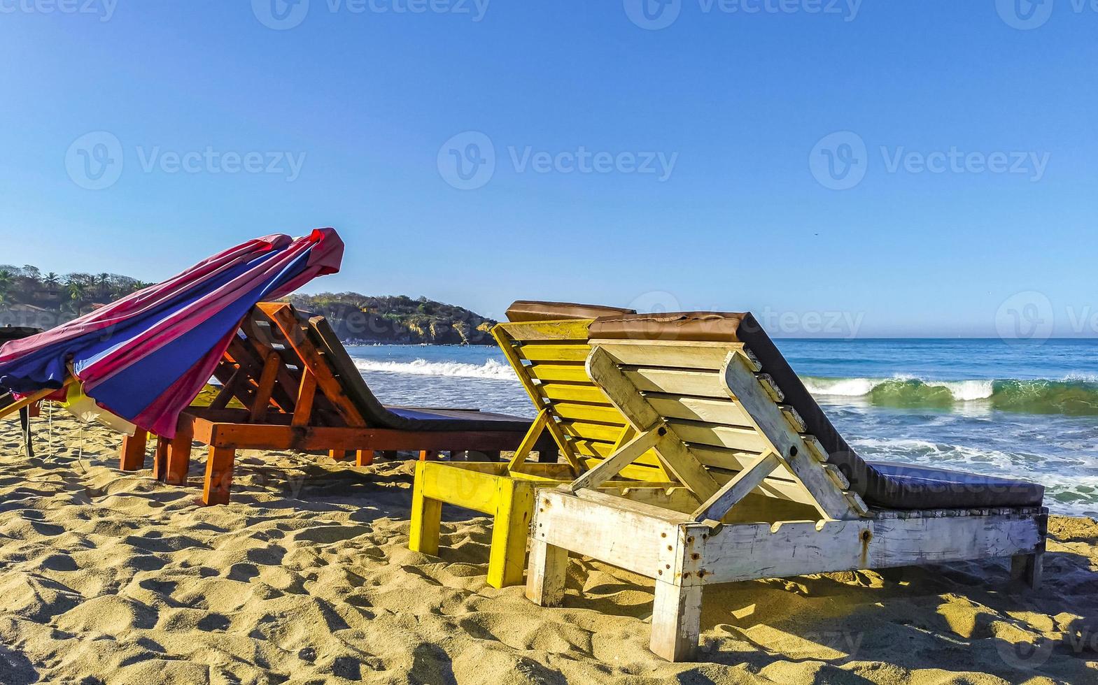 palme ombrelloni sole lettini spiaggia onde puerto escondido Messico. foto