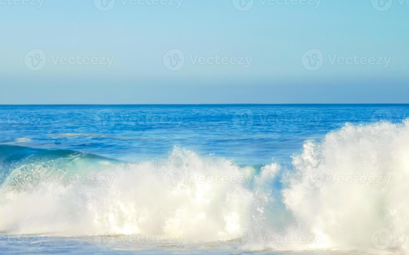 estremamente enorme grande surfer onde a spiaggia puerto escondido Messico. foto