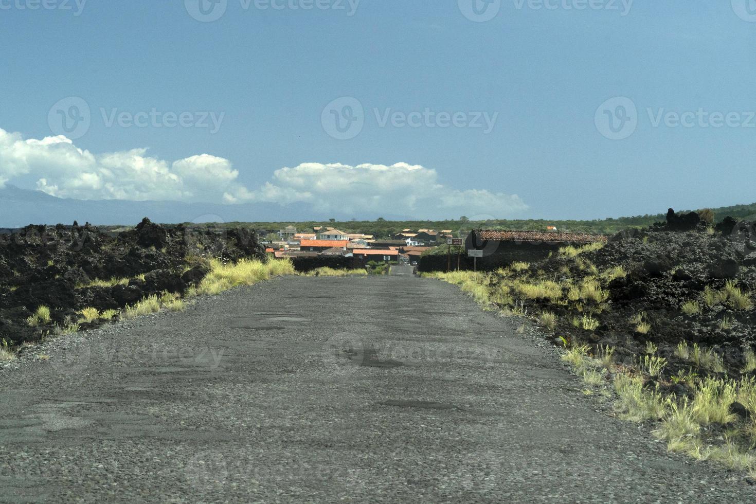 lajido villaggio pico isola azzorre nero lava case rosso finestre foto