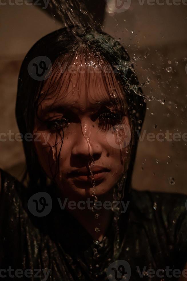 ansia donne avere un' triste giorno mentre lei fare la doccia sua viso con acqua foto