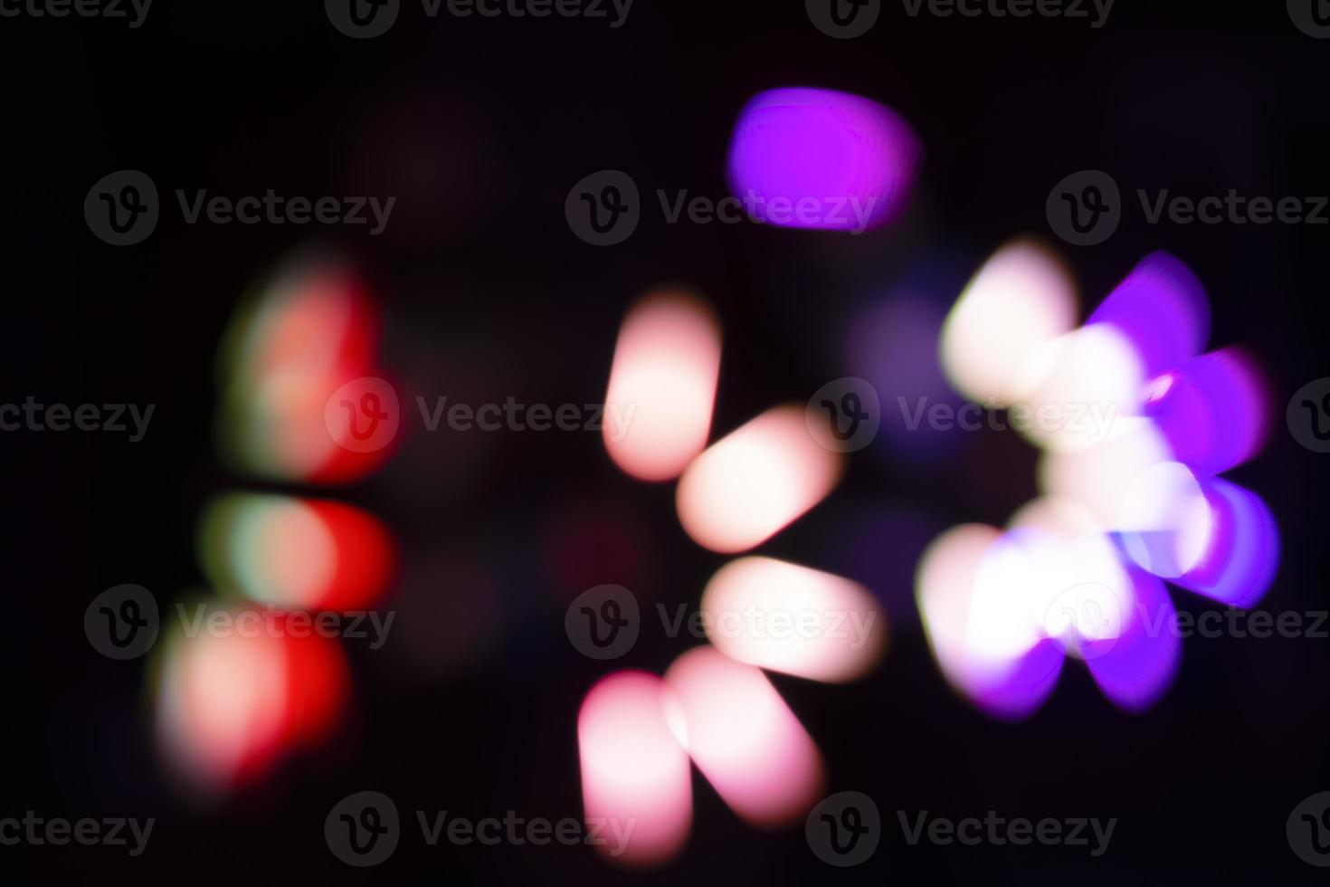 multicolore sfocato bokeh su un' nero sfondo. foto