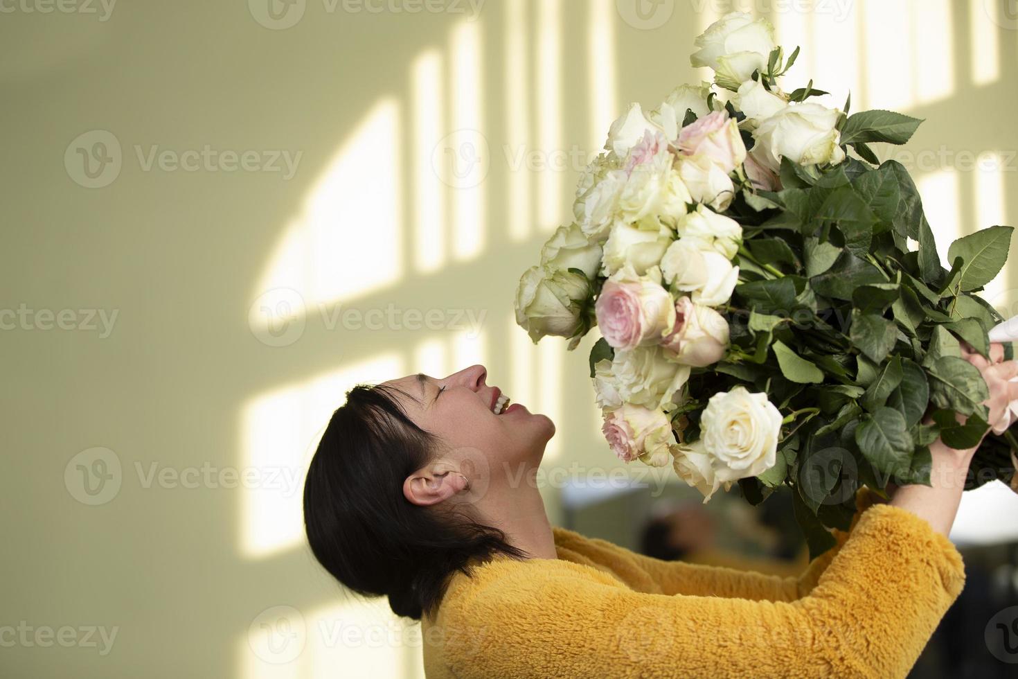 contento di mezza età donna con un' enorme mazzo di Rose gioisce.donna cinquanta anni vecchio. foto