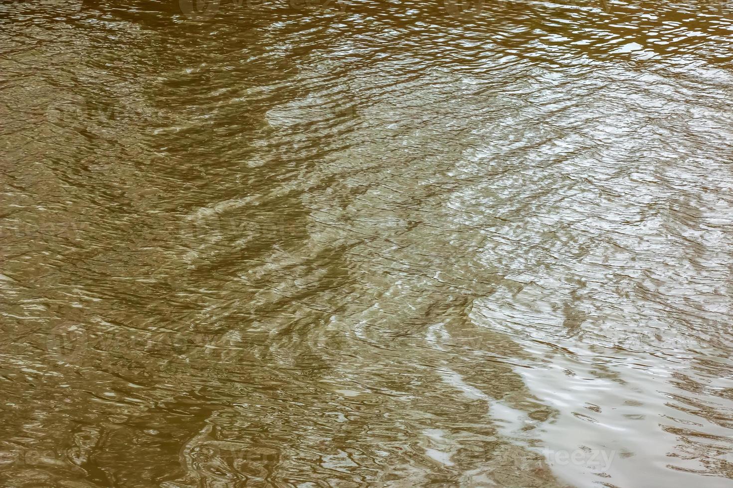 fiume acqua sfondo con onde e increspature. nitra fiume nel slovacchia. foto