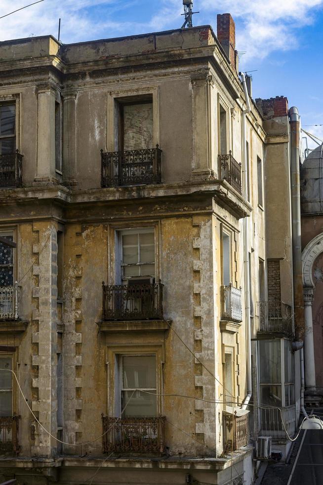 un vecchio edificio con un' piccolo balcone, con giallo binario di raccordo di il costruzione, fili nel il città di Istanbul. foto